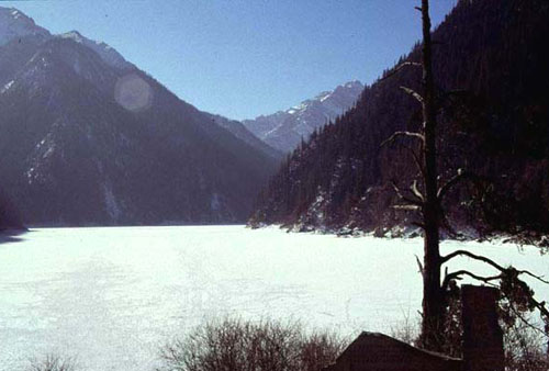 冬天的九寨沟照片:冰雪覆盖的长海风景区