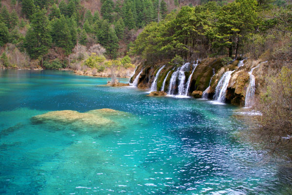 火花海瀑布风景图